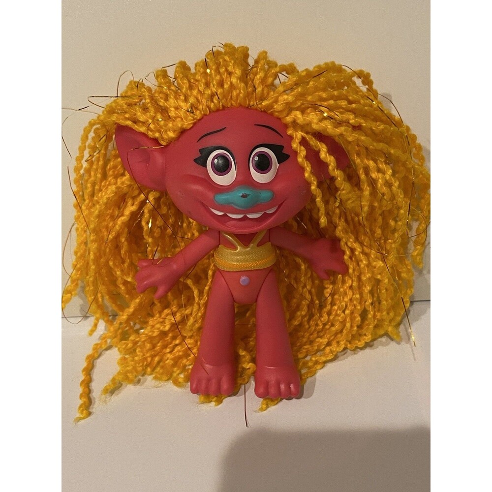 Hasbro DreamWorks 2015 Trolls Suki DJ Doll Toy Figure with Gold Yarn Hair 6”